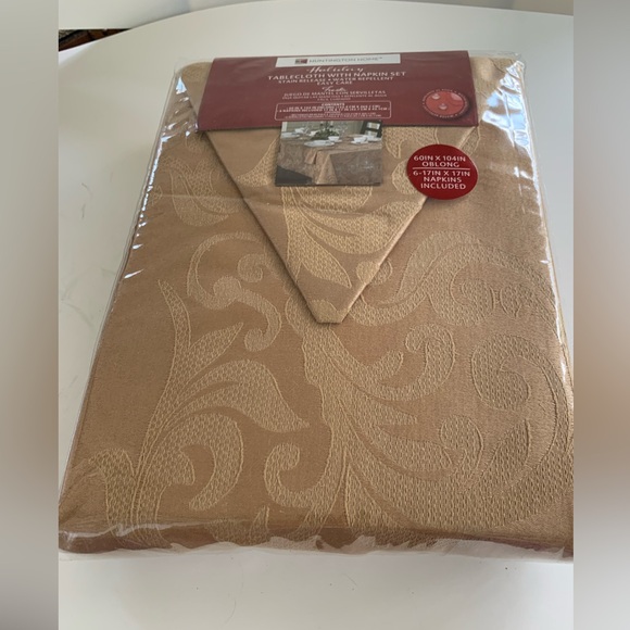 Holiday Tablecloth with Napkin Set - Picture 2 of 3